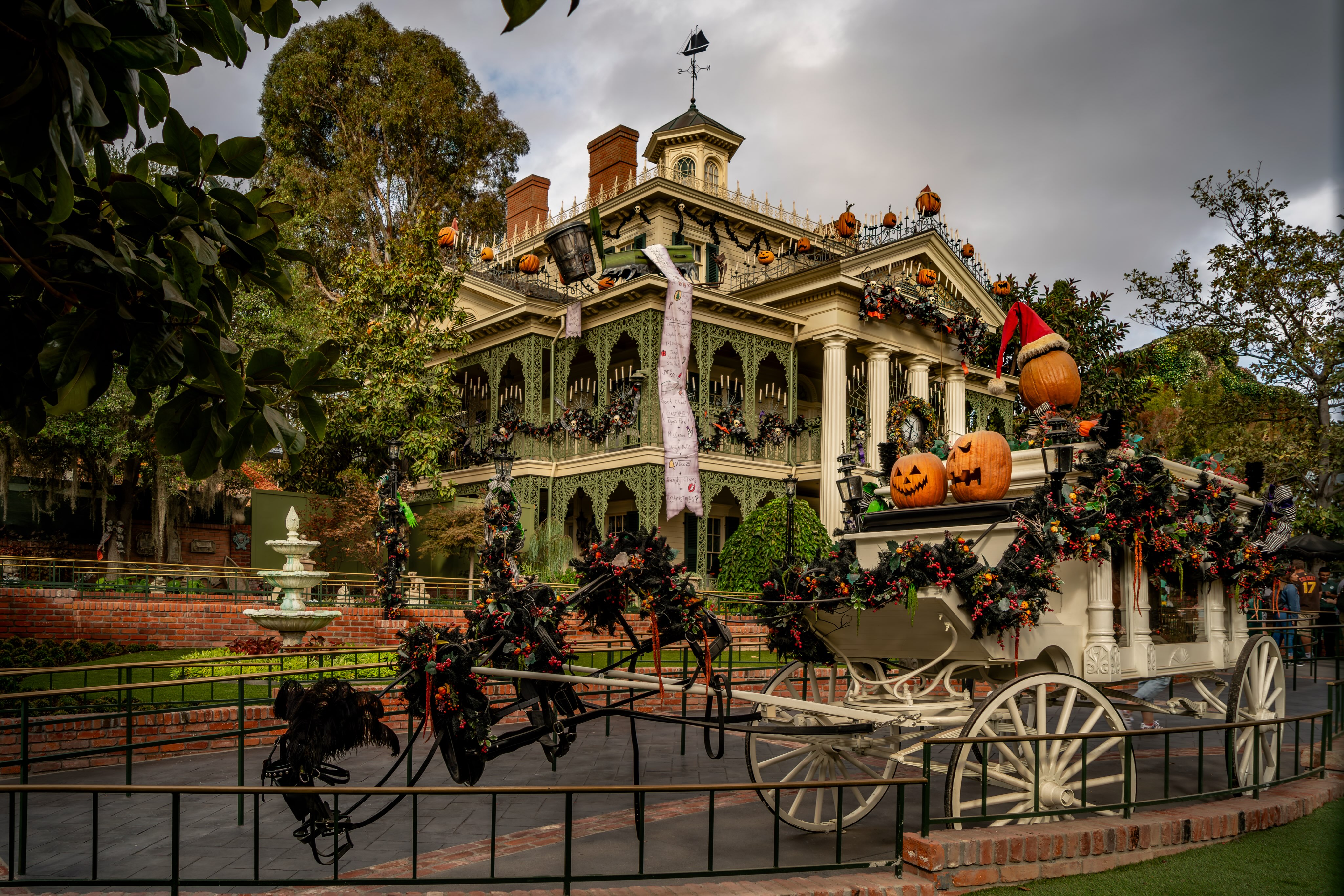 It’s time for Halloween?
Taken: Anaheim, California 

•
•
•
•
• 

#california #disneyland #fernweh_image #travel #disney